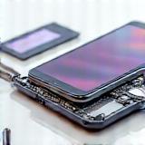 Smartphone ouvert prêt à être réparé
