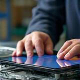 Technicien réparant une tablette tactile